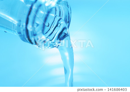 用玻璃瓶倒入礦泉水。 用玻璃瓶倒入礦泉水。 141686403
