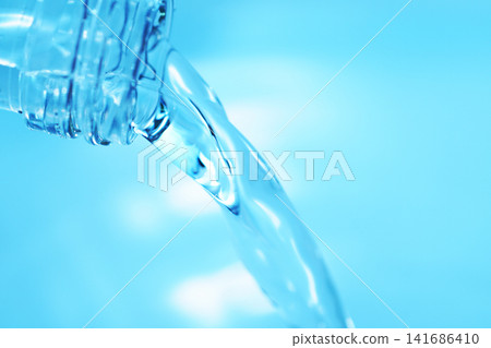 Pour in mineral water from a glass bottle. Pour in mineral water from a glass bottle. 141686410