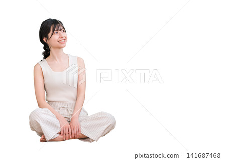 一位美麗的亞洲女性坐在家裡的客廳(美容、飲食、美容、除毛、護膚) 一位美麗的亞洲女性坐在家裡的客廳(美容、飲食、美容、除毛、護膚) 141687468