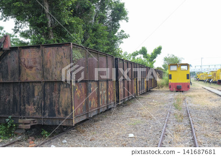 新營鐵路文化公園保存的一節甘蔗運輸貨車車廂。 新營鐵路文化公園保存的一節甘蔗運輸貨車車廂。 141687681