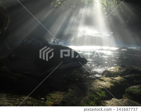 穿過山谷的陽光 141687737