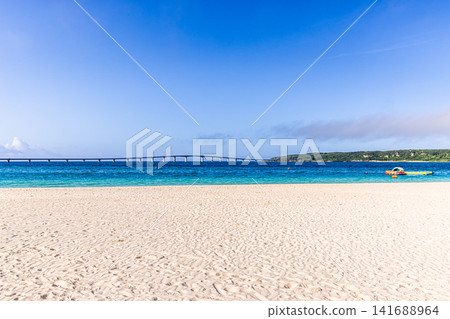 The blue sea and sky as seen from Yonaha Maehama beach in Miyako Island. The blue sea and sky as seen from Yonaha Maehama beach in Miyako Island. 141688964