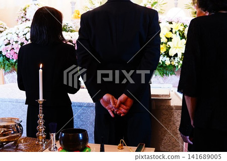 儀式前,家屬瞻仰遺容。 儀式前,家屬瞻仰遺容。 141689005