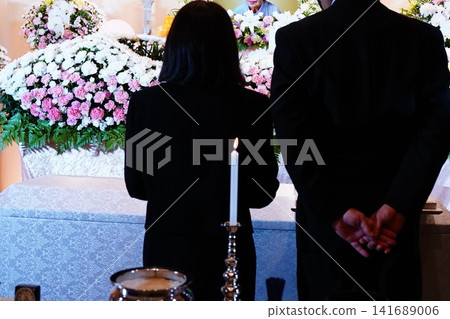 儀式前,家屬瞻仰遺容。 儀式前,家屬瞻仰遺容。 141689006