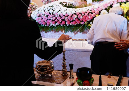 儀式開始前，主祭會與獻香的親屬見面。 141689007