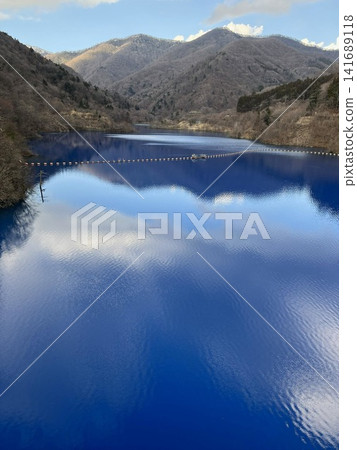 大壩湖深藍的湖面 大壩湖深藍的湖面 141689118