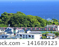 盛夏時節，一列東營5500系列列車沿著京急栗濱線疾馳而過，沿途可以欣賞到廣闊的浦賀海峽的美麗景色。 141689123