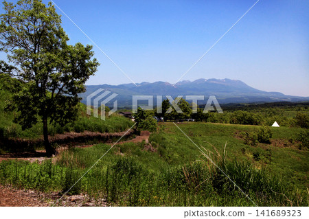 Oshitoishi Hill in Aso, Kumamoto Prefecture: A landscape of green grasslands and megalithic ruins of ancient sites. Oshitoishi Hill in Aso, Kumamoto Prefecture: A landscape of green grasslands and megalithic ruins of ancient sites. 141689323