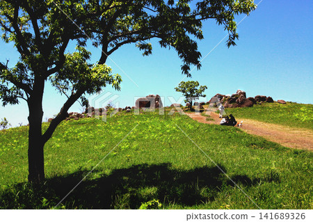 Oshitoishi Hill in Aso, Kumamoto Prefecture: A landscape of green grasslands and megalithic ruins of ancient sites. Oshitoishi Hill in Aso, Kumamoto Prefecture: A landscape of green grasslands and megalithic ruins of ancient sites. 141689326