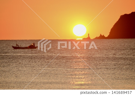 Just before the sunset became a "Daruma" sunset, light rose from the surface of the sea over the coast. Just before the sunset became a "Daruma" sunset, light rose from the surface of the sea over the coast. 141689457