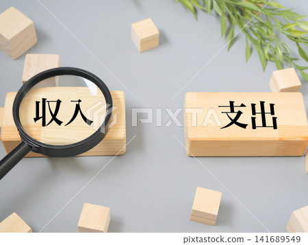 Household budgeting materials that visualize income and expenses Household budgeting materials that visualize income and expenses 141689549