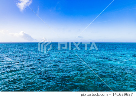從宮古島久裡馬橋上可以欣賞到壯麗的景色。 從宮古島久裡馬橋上可以欣賞到壯麗的景色。 141689687
