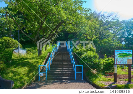 從神奈川縣厚木市天瀾台公園進入飛生山遠足道的入口。 從神奈川縣厚木市天瀾台公園進入飛生山遠足道的入口。 141689816