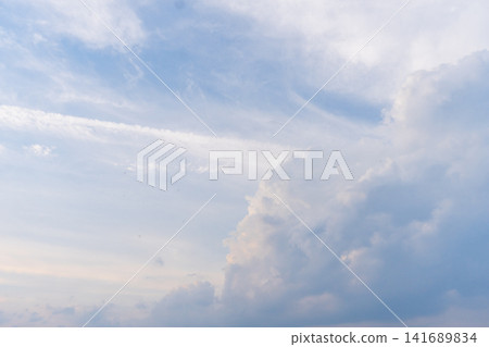盛夏午後,天空酷熱難耐。 盛夏午後,天空酷熱難耐。 141689834