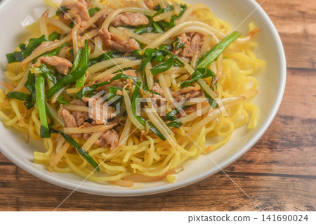 韭菜豬肉炒麵,佐以濃稠醬汁 韭菜豬肉炒麵,佐以濃稠醬汁 141690024