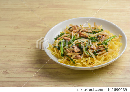 韭菜豬肉炒麵，佐以濃稠醬汁 141690089