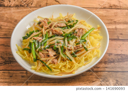 韭菜豬肉炒麵,佐以濃稠醬汁 韭菜豬肉炒麵,佐以濃稠醬汁 141690093