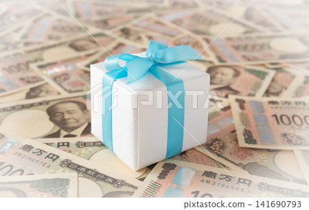 禮盒內含10,000日圓鈔票 禮盒內含10,000日圓鈔票 141690793