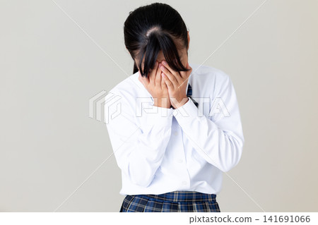 一個穿著校服、情緒低落的國中女生——灰背 一個穿著校服、情緒低落的國中女生——灰背 141691066