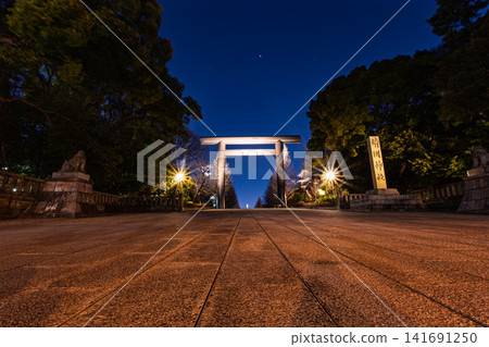 2024 年 3 月，夜晚，從低角度拍攝的靖國神社第一隻鳥居和寬敞的石板路。 141691250