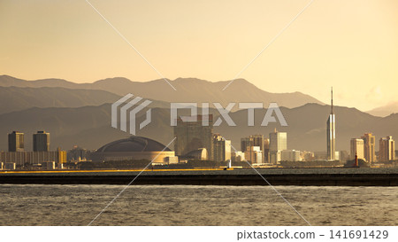 黃昏時分,燈火通明的福岡城市景觀,以及 PayPay 巨蛋和福岡塔。 黃昏時分,燈火通明的福岡城市景觀,以及 PayPay 巨蛋和福岡塔。 141691429