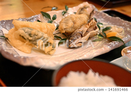 美味!鹽烤河魚套餐,夏季佳餚。 美味!鹽烤河魚套餐,夏季佳餚。 141691466