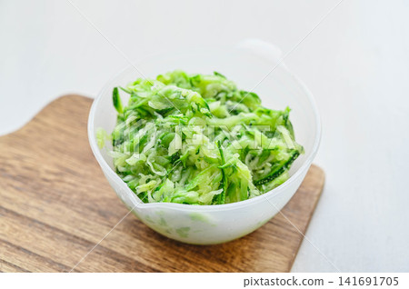 碗裡放著切碎的西葫蘆，撒上鹽 141691705