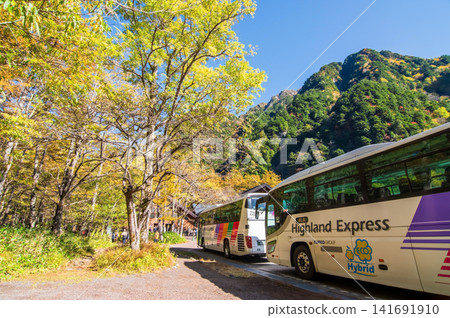 上高地巴士總站附近的秋景(長野縣松本市) 上高地巴士總站附近的秋景(長野縣松本市) 141691910