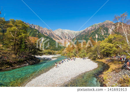 Autumn in Kamikochi: The majestic Hotaka mountain range and the clear waters of the Azusa River as seen from Kappa Bridge (Matsumoto City, Nagano Prefecture) Autumn in Kamikochi: The majestic Hotaka mountain range and the clear waters of the Azusa River as seen from Kappa Bridge (Matsumoto City, Nagano Prefecture) 141691913