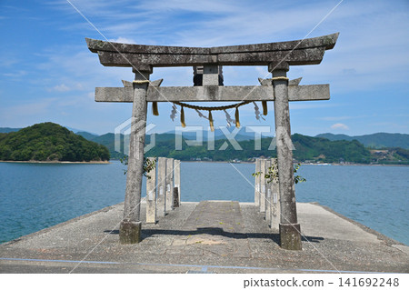 神聖的能量之地!高知縣鳴武神社的鳥居。 神聖的能量之地!高知縣鳴武神社的鳥居。 141692248