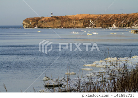 網走市能登呂岬的冬季景色,鄂霍次克海中仍殘留著浮冰。 網走市能登呂岬的冬季景色,鄂霍次克海中仍殘留著浮冰。 141692725