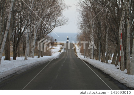 The road to Cape Notoro in Abashiri City, where drift ice remains in the Sea of Okhotsk. 141693010