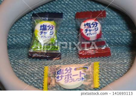 在酷熱難耐的日子裡,可以在脖子上戴一個冰袋,以補充鹽分並防止中暑。 在酷熱難耐的日子裡,可以在脖子上戴一個冰袋,以補充鹽分並防止中暑。 141693113