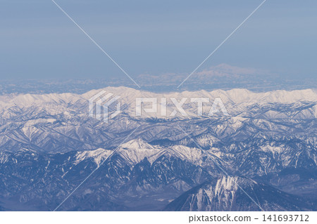 俯瞰白雪皚皚的山脈 俯瞰白雪皚皚的山脈 141693712
