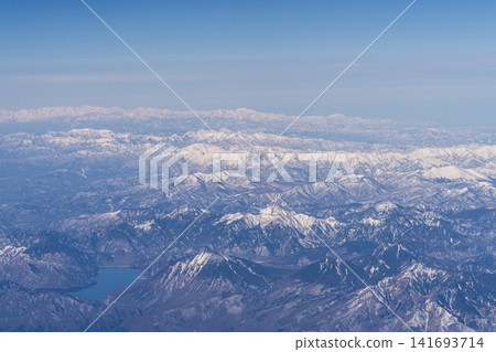 俯瞰白雪皚皚的山脈 俯瞰白雪皚皚的山脈 141693714