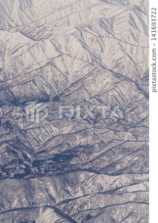俯瞰白雪皚皚的山脈 俯瞰白雪皚皚的山脈 141693722