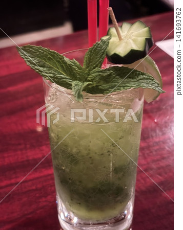 無酒精雞尾酒“清涼黃瓜”,一款由黃瓜和薄荷調製的清爽飲品。 無酒精雞尾酒“清涼黃瓜”,一款由黃瓜和薄荷調製的清爽飲品。 141693762