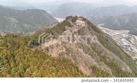 從空中俯瞰鳥取縣矢津郡若狹町若狹鬼城:城堡庭院和石牆的景色。 從空中俯瞰鳥取縣矢津郡若狹町若狹鬼城:城堡庭院和石牆的景色。 141693893