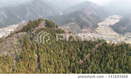 Aerial view of Wakasa Onigajo Castle in Wakasa-cho, Yazu-gun, Tottori Prefecture: View of the castle grounds and stone walls. Aerial view of Wakasa Onigajo Castle in Wakasa-cho, Yazu-gun, Tottori Prefecture: View of the castle grounds and stone walls. 141693898