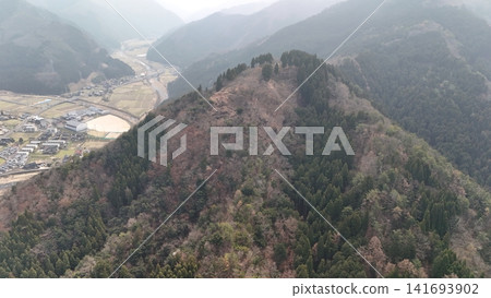 從空中俯瞰鳥取縣矢津郡若狹町若狹鬼城:城堡庭院和石牆的景色。 從空中俯瞰鳥取縣矢津郡若狹町若狹鬼城:城堡庭院和石牆的景色。 141693902