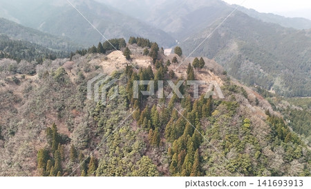 Aerial view of Wakasa Onigajo Castle in Wakasa-cho, Yazu-gun, Tottori Prefecture: View of the castle grounds and stone walls. Aerial view of Wakasa Onigajo Castle in Wakasa-cho, Yazu-gun, Tottori Prefecture: View of the castle grounds and stone walls. 141693913
