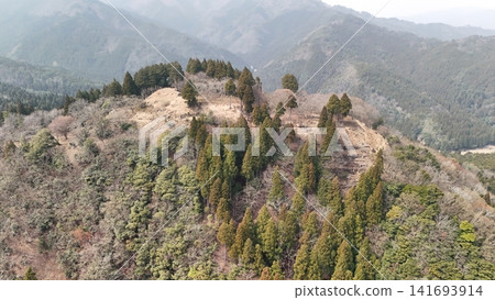 Aerial view of Wakasa Onigajo Castle in Wakasa-cho, Yazu-gun, Tottori Prefecture: View of the castle grounds and stone walls. Aerial view of Wakasa Onigajo Castle in Wakasa-cho, Yazu-gun, Tottori Prefecture: View of the castle grounds and stone walls. 141693914