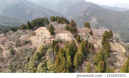 Aerial view of Wakasa Onigajo Castle in Wakasa-cho, Yazu-gun, Tottori Prefecture: View of the castle grounds and stone walls. Aerial view of Wakasa Onigajo Castle in Wakasa-cho, Yazu-gun, Tottori Prefecture: View of the castle grounds and stone walls. 141693915