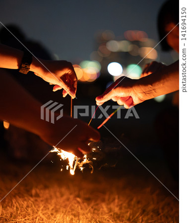 玩手持煙花的人 141694150