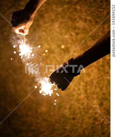 玩手持煙花的人 玩手持煙花的人 141694152