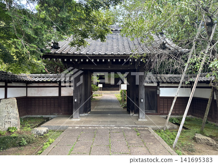 The main gate of Sankoin, a nunnery located in Honcho, Koganei City, Tokyo. It serves vegetarian cuisine that has been passed down through generations at nunneries in Kyoto. The main gate of Sankoin, a nunnery located in Honcho, Koganei City, Tokyo. It serves vegetarian cuisine that has been passed down through generations at nunneries in Kyoto. 141695383