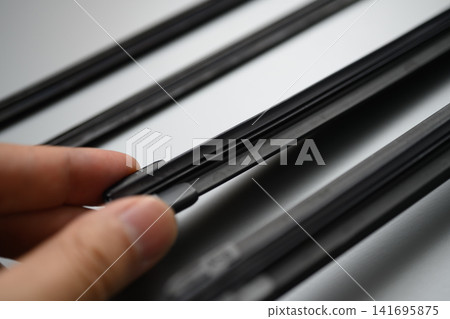 Touch the rubber part of the wiper blade with your finger. Touch the rubber part of the wiper blade with your finger. 141695875
