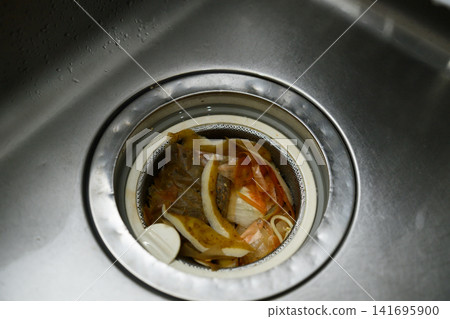 水槽排水管中積聚的食物殘渣 水槽排水管中積聚的食物殘渣 141695900