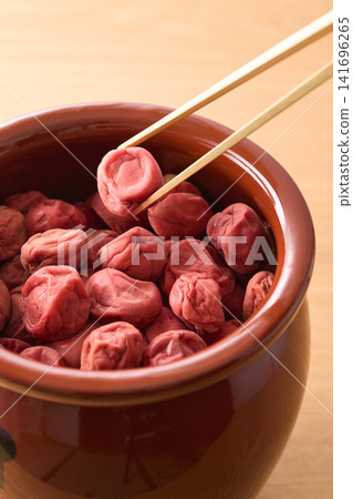 自製醃李子，裝在罐子裡保存。 141696265