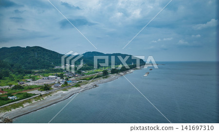 隨著雨季即將結束,富山縣旭町東部邊緣的堺海岸一帶充滿了蒸氣。 隨著雨季即將結束,富山縣旭町東部邊緣的堺海岸一帶充滿了蒸氣。 141697310